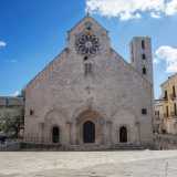 Nel cuore del nucleo antico di Ruvo di Puglia, come un gigante silenzioso che veglia sul tempo, s�innalza severa ed elegante la Concattedrale di Santa Maria Assunta: uno dei capolavori dell�architettura romanico-pugliese